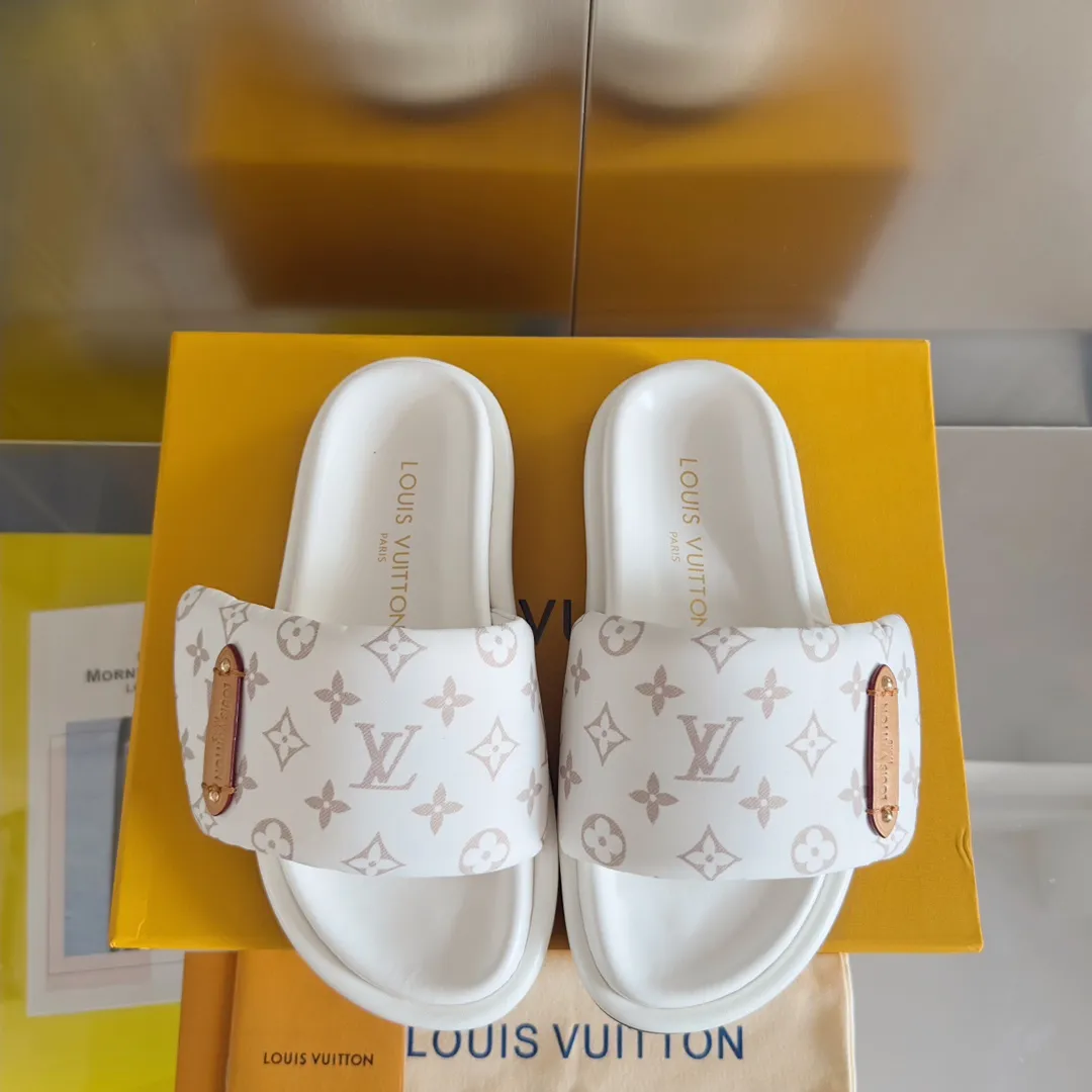 Factory direct sale 180👟👟 Women's Shoes Women's Clothing Women's Shoes Women's Clothing LV Louis Vuitton L Jialu Brand POOL PILLOW COMFORT Velcro Denim Denim Checkerboard Embossed Bread Flat Sandals Original purchase and development Production This Pool Pillow Comfort flat sandal is padded with neoprene to create a comfortable wide upper, and then embossed with the classic Monogram pattern. Velcro for easy adjustment, and a resilient insole and lubricious outsole complete the package. Exquisite packaging at the delivery counter 🛍📦 ▪️Fabric: Original customized technical fabric ▪️Inner lining: Original customized sheepskin foot pads ▪️Sole: Original open-molded rubber foam outsole ▪️Sole thickness: 4CM ▪️Size: Women's 35-40 / Men's 39-45